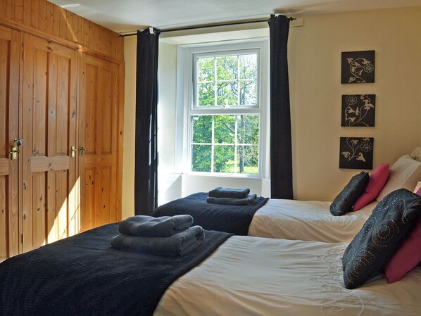5 bedrooms, free WiFi, bed sheets - 5 bedroom accommodation in Corney (Corney)