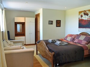 5 quartos, Wi-Fi de cortesia, roupa de cama