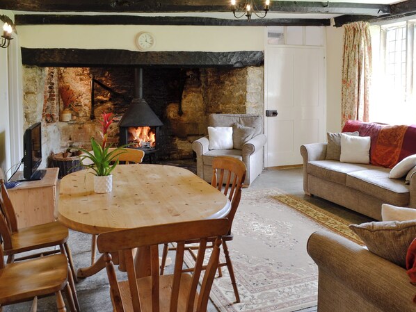 Un salon chaleureux avec une cheminée, des meubles en bois et un canapé confortable.