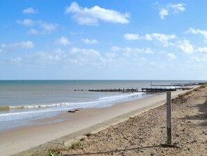 Beach - 3 bedroom accommodation in Walcott, near North Walsham (Walcott, near North Walsham)