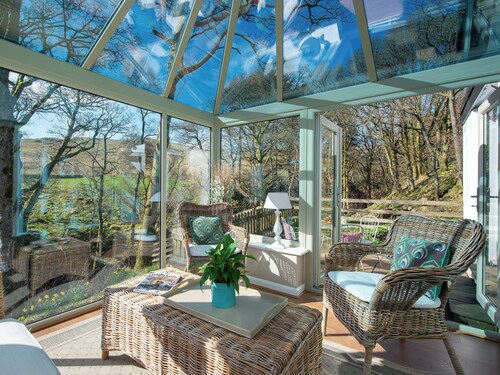 A superior detached spacious cottage in an idyllic, truly rural location.