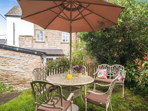 Outdoor dining - 4 bedroom accommodation in Hay-on-Wye (Hay-on-Wye)