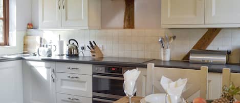 Ofen, Geschirrspüler, Hochstuhl, Gefrierschrank