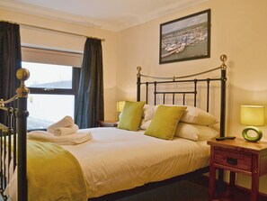 5 bedrooms, free WiFi, bed sheets - 5 bedroom accommodation in Burry Port, near Llanelli (Burry Port, near Llanelli)