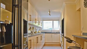Una cocina moderna con refrigerador, estufa y pileta.