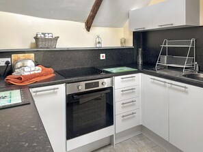Cookware/dishes/utensils - 2 bedroom accommodation in Trenale, Tintagel (Trenale, Tintagel)