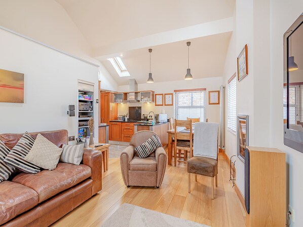 Living area - 3 steps to entrance. (Ripon)