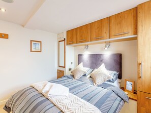 2 bedrooms, free WiFi, bed sheets - 3 steps to entrance. (Ripon)