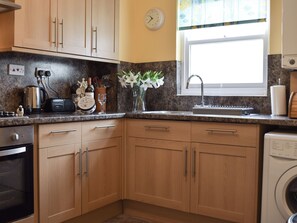 Cookware/dishes/utensils - 2 bedroom accommodation in Keswick (Keswick)