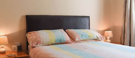 2 bedrooms, internet (free), bed sheets