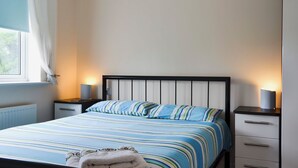 3 bedrooms, free WiFi, bed sheets - 3 bedroom accommodation in East Cowes (East Cowes)