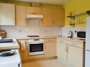 Dishwasher, cookware/dishes/utensils - 3 bedroom accommodation in East Cowes (East Cowes)