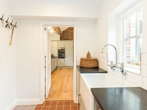 Geschirrspüler, Hochstuhl, Kochgeschirr/Geschirr/Besteck