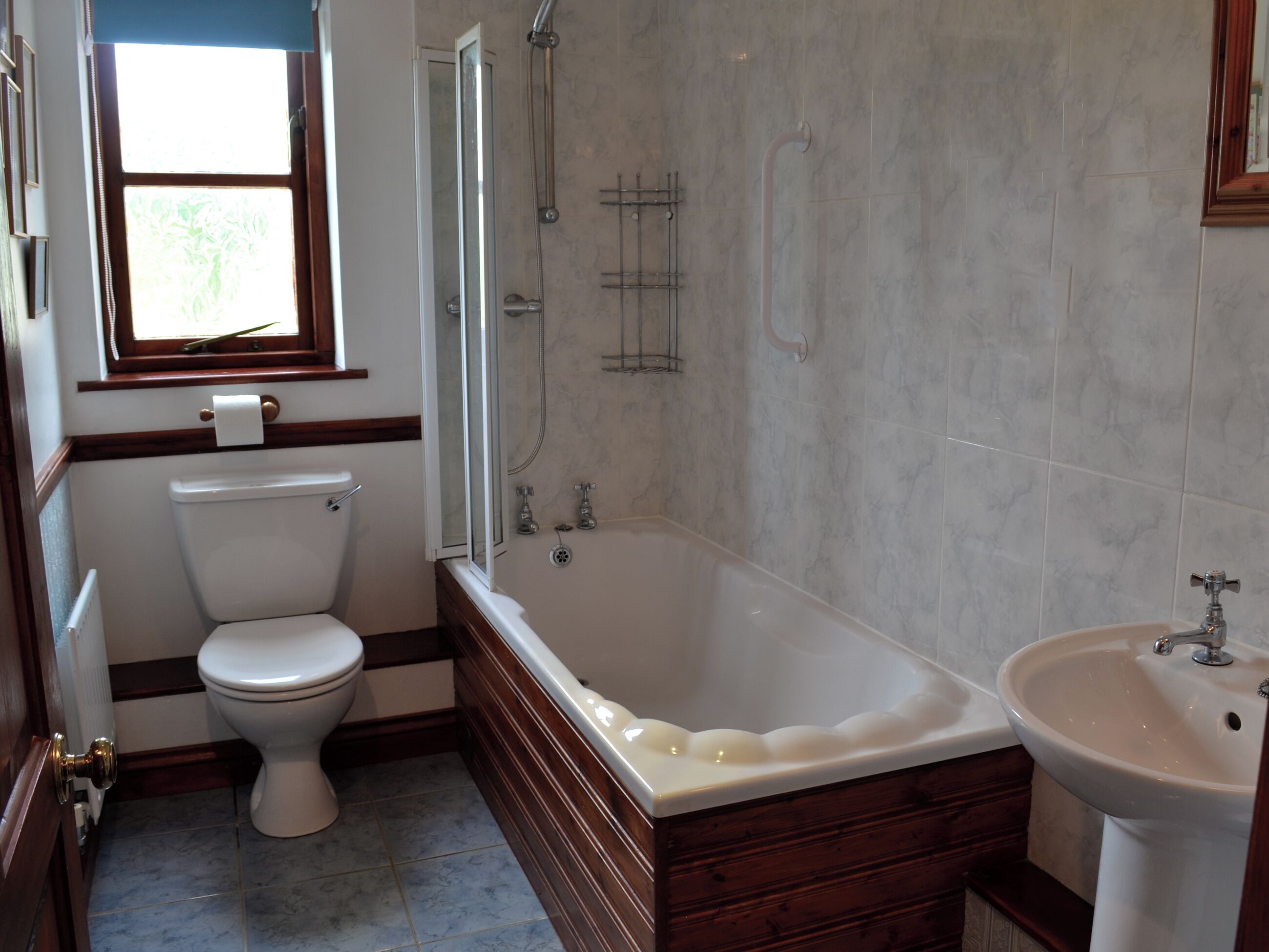 Un baño con inodoro, bañera y lavabo.