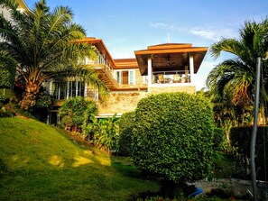 واجهة المنشأة - في المساء/الليل