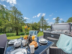 Outdoor dining - 2 bedroom accommodation in Llandeilo (Llandeilo)