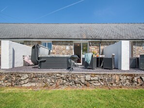 Terrace/patio - 2 bedroom accommodation in Llandeilo (Llandeilo)