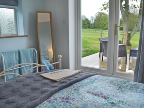 2 bedrooms, free WiFi, bed sheets - 2 bedroom accommodation in Playden, near Rye (Playden, near Rye)