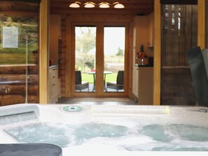 Indoor spa tub - 1 bedroom accommodation in Newsham, near Richmond (Newsham, near Richmond)