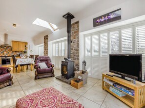 TV, fireplace - 2 bedroom accommodation in Tealing, near Dundee (Tealing, near Dundee)
