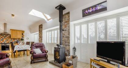 2 bedroom accommodation in Tealing, near Dundee