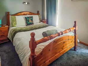 3 bedrooms, WiFi (free), bed sheets