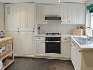 Diskmaskin, barnstol och grytor/köksredskap