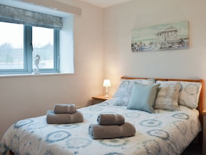 3 bedrooms, free WiFi, bed sheets - 3 bedroom accommodation in Mawla, near Porthtowan (Mawla, near Porthtowan)