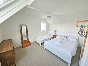 4 bedrooms, WiFi (free), bed sheets