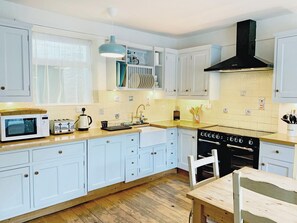 Dishwasher, high chair, cookware/dishes/utensils - 4 bedroom accommodation in Port Isaac (Port Isaac)
