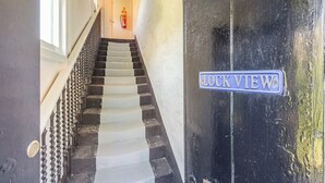 Eine Treppe führt zu einer Tür, an der ein Schild mit der Aufschrift "LOCK VIEW" befestigt ist.