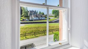 Ein Fenster mit Blick auf ein Wohngebiet, einschließlich Häuser und einer Straße.
