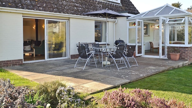 A house with a patio, a covered outdoor seating area, and a conservatory. - 3 bedroom accommodation in Brighstone (Brighstone)