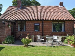 Outdoor dining - 2 bedroom accommodation in Thornton le Dale, near Pickering (Thornton le Dale, near Pickering)