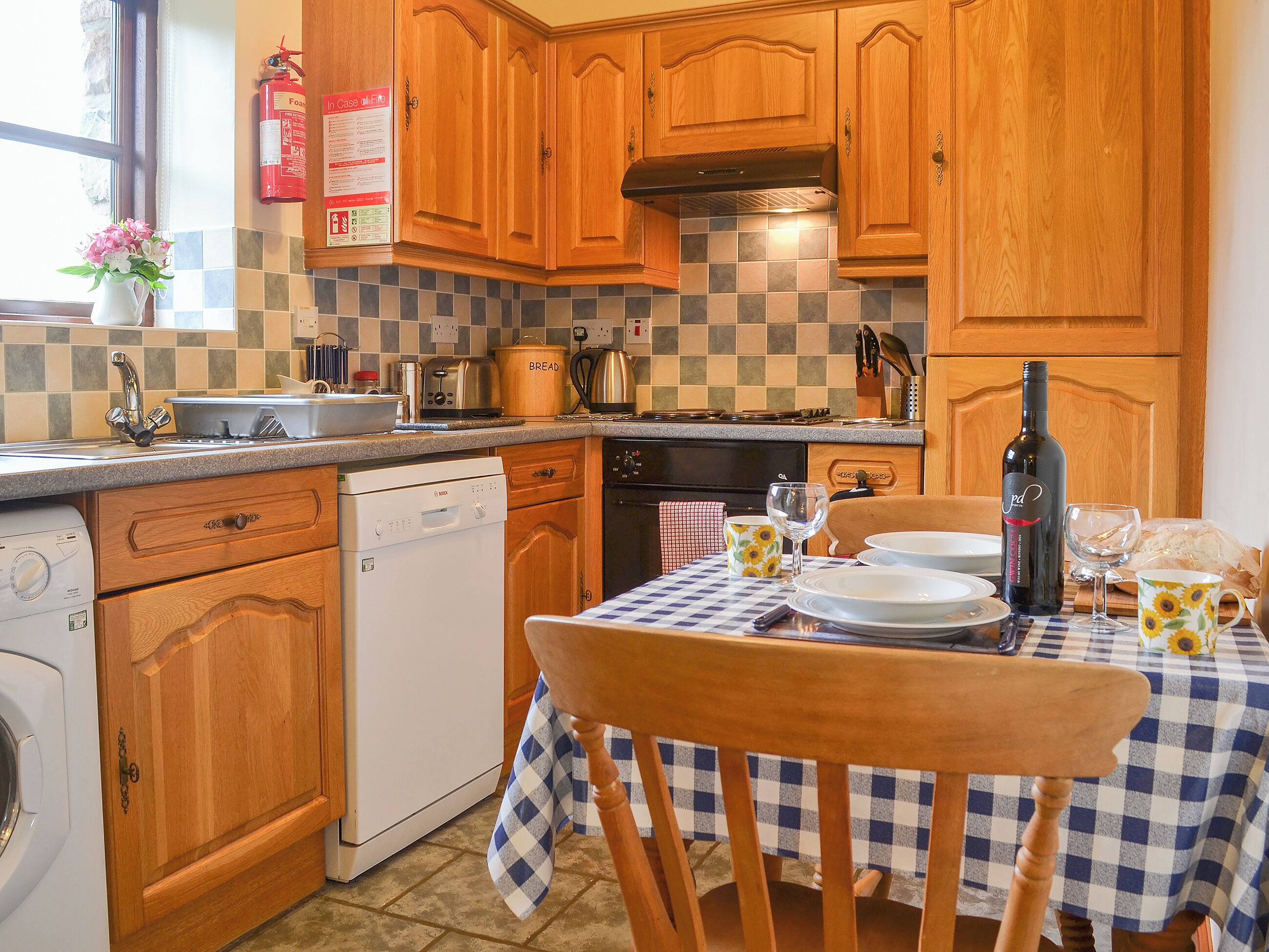 Lave-vaisselle, chaise haute, vaisselle et ustensiles, congélateur