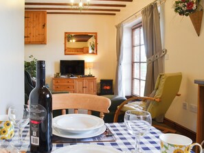 Dining - 1 bedroom accommodation in Caernarfon (Caernarfon)