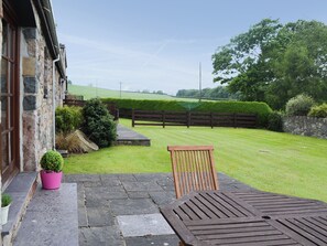 Outdoor dining - 1 bedroom accommodation in Caernarfon (Caernarfon)