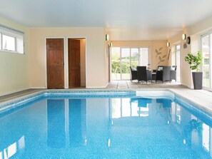 من حمّامات السباحة المغطاة