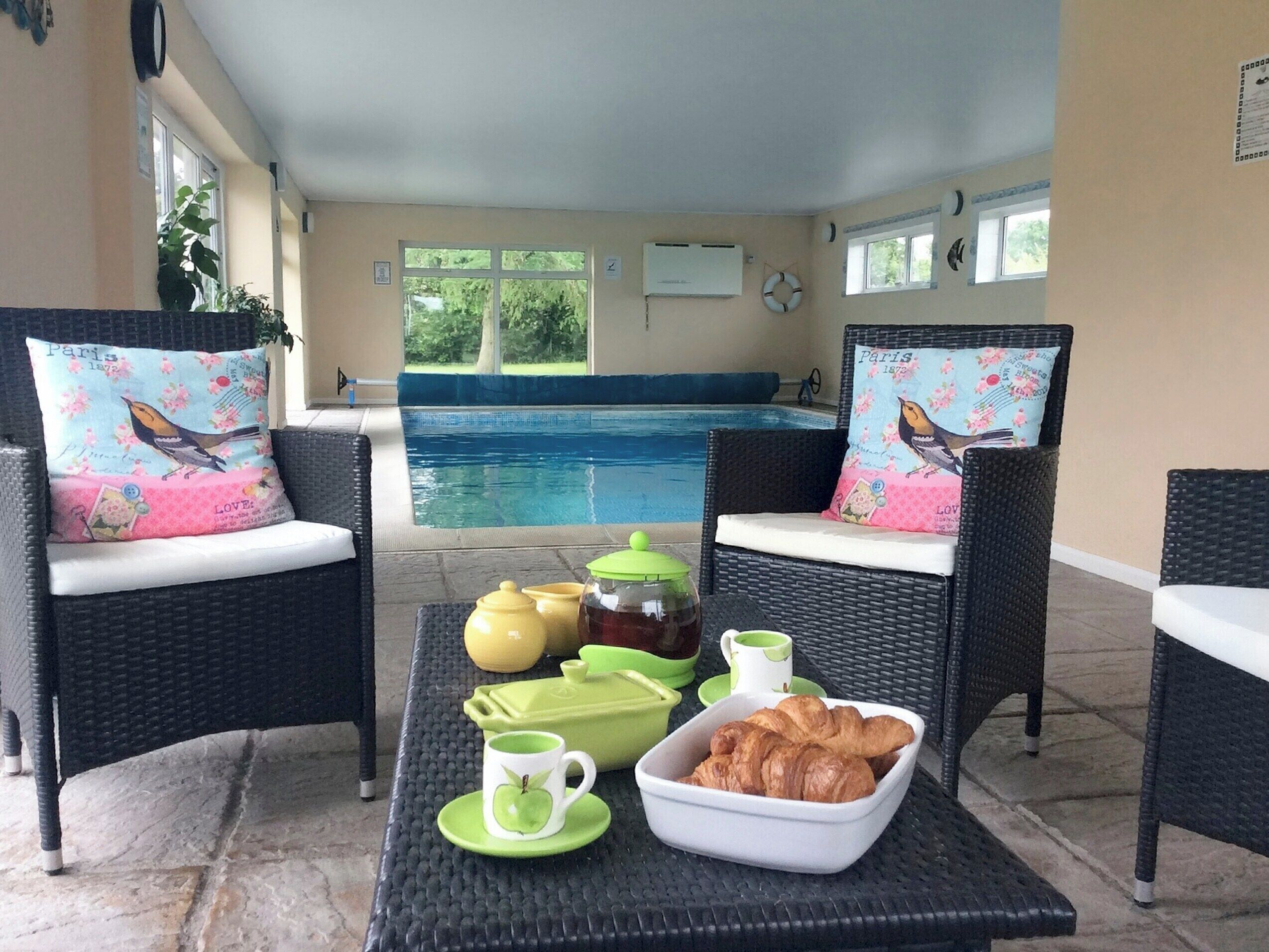 من حمّامات السباحة المغطاة