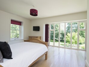 2 bedrooms, free Internet, bed sheets