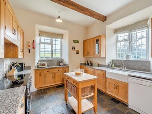 Oppvaskmaskin, høy barnestol, kjøkkenutstyr og fryser