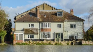Une maison à deux étages avec une façade en briques, un petit balcon et une pancarte indiquant qu’il s’agit d’une pièce privée.