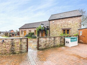 Property grounds - 2 bedroom accommodation in Lydney (Lydney)