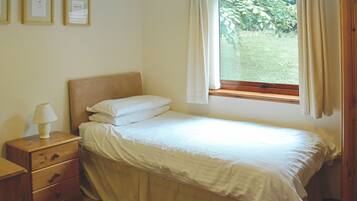 3 bedrooms, free WiFi, bed sheets, wheelchair access