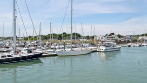 Ein Yachthafen mit mehreren Segelbooten, die dort festgemacht sind.