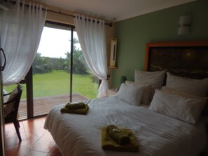 3 bedrooms - Bottlenose B&B is situated on the ocean. (Salmon Bay)