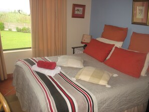 3 bedrooms - Bottlenose B&B is situated on the ocean. (Salmon Bay)
