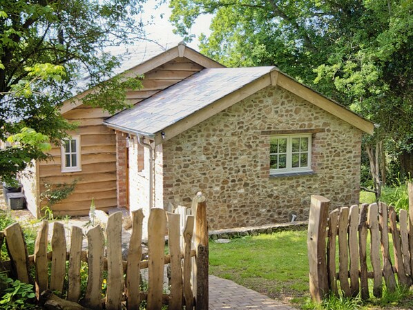 Exterior - 2 bedroom accommodation in Axminster, near Lyme Regis (Axminster, near Lyme Regis)