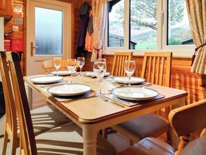 Dining - 3 bedroom accommodation in Keswick (Keswick)