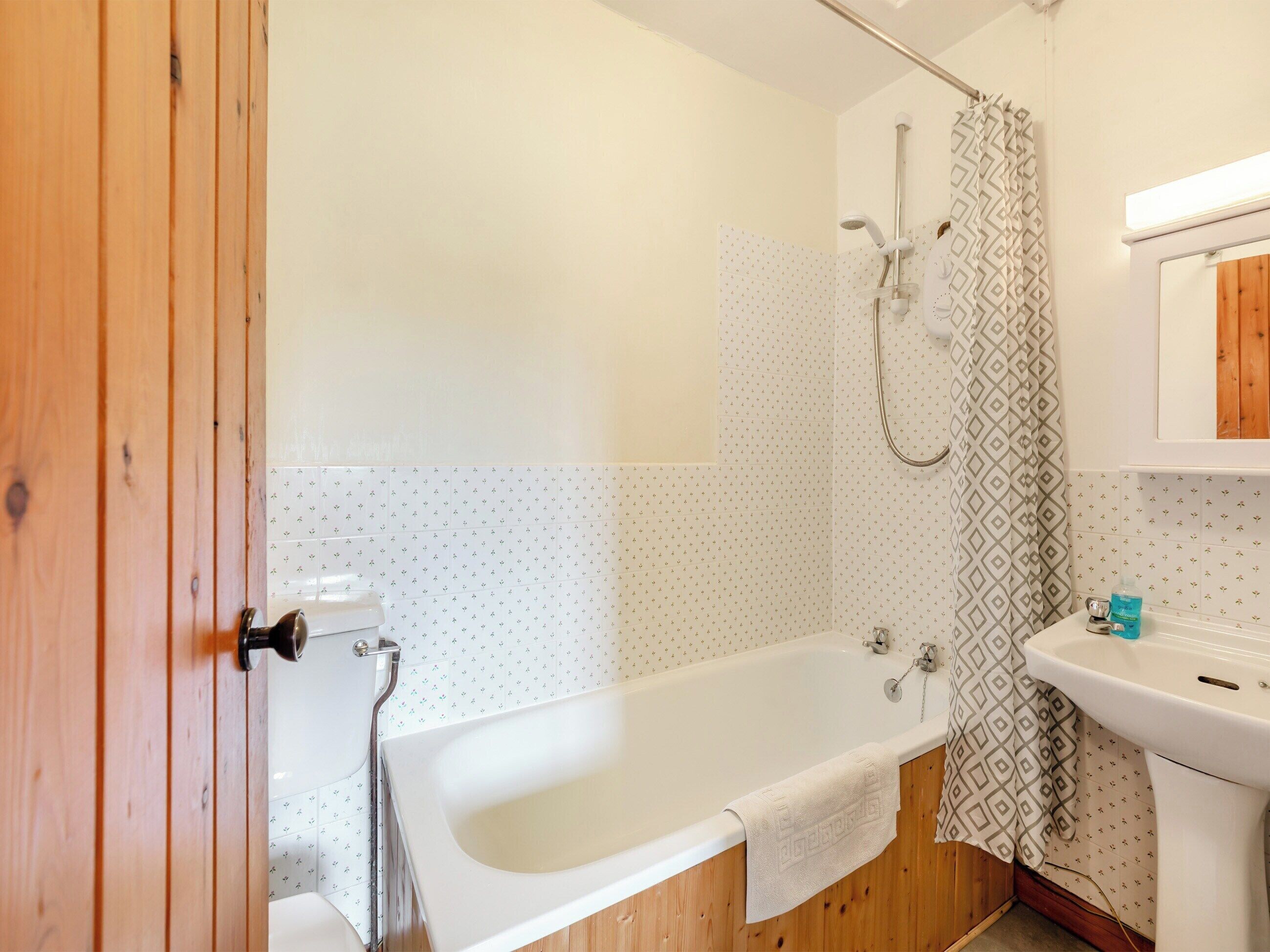 Ein Badezimmer mit Badewanne, Dusche und Waschbecken.